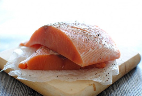 FDA considers genetically engineered salmon